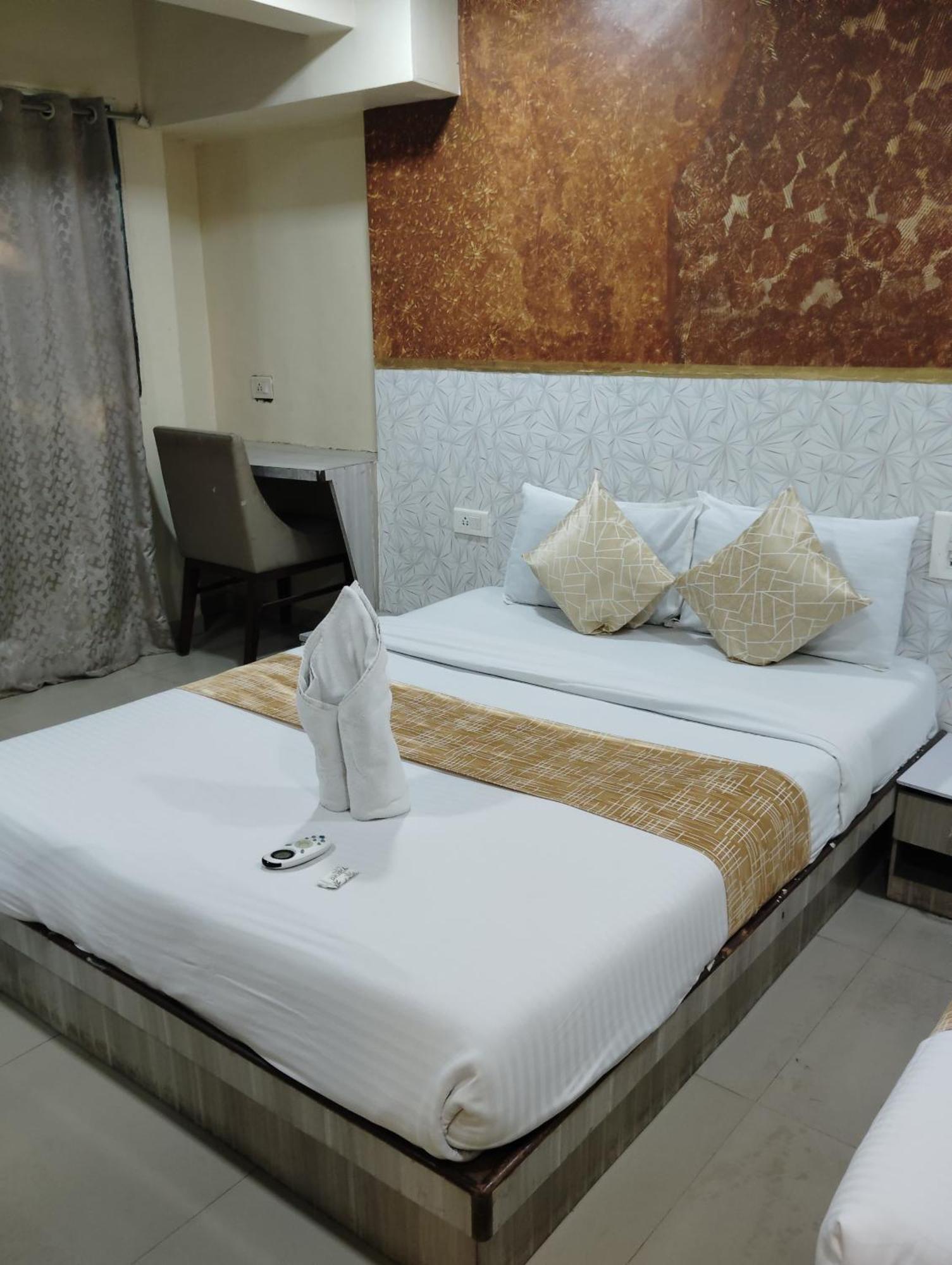Hotel Crystal Park Near Nesco Exhibition Center Mumbai Exterior photo