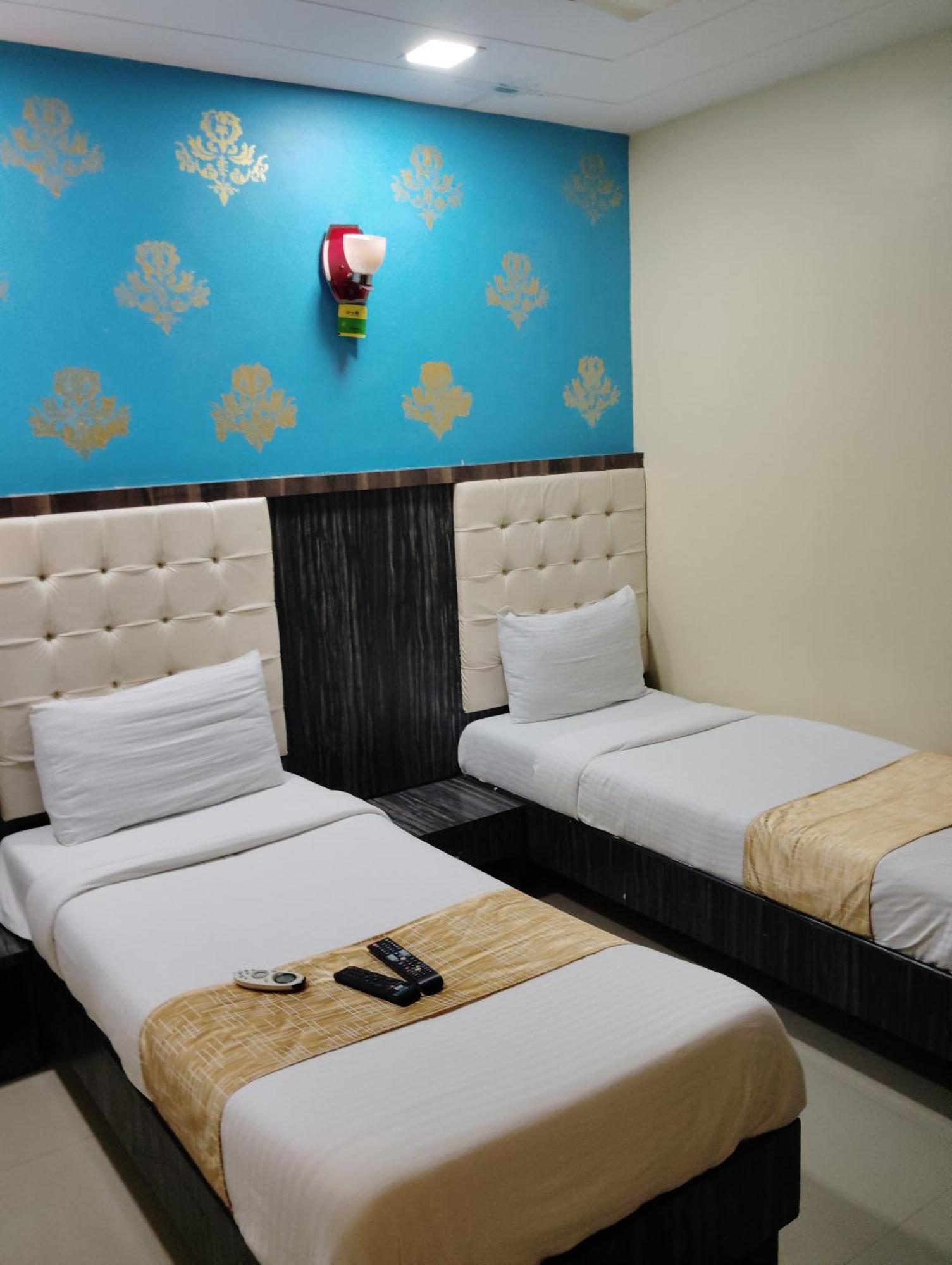Hotel Crystal Park Near Nesco Exhibition Center Mumbai Exterior photo