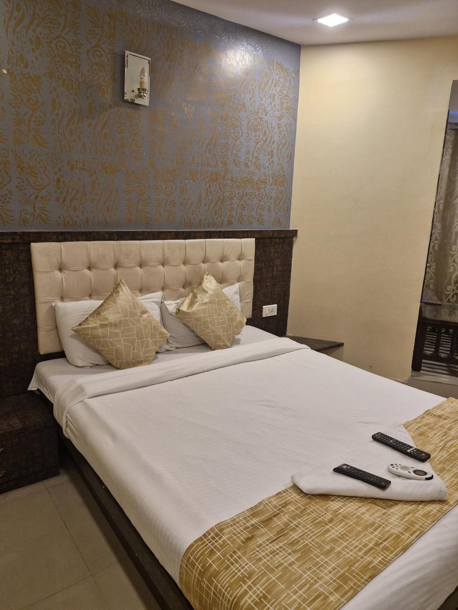 Hotel Crystal Park Near Nesco Exhibition Center Mumbai Exterior photo