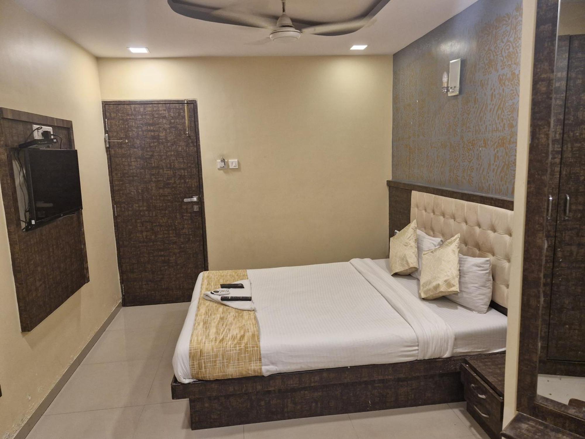 Hotel Crystal Park Near Nesco Exhibition Center Mumbai Exterior photo