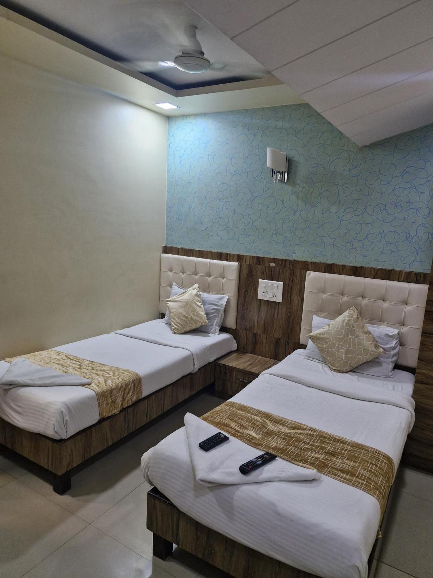 Hotel Crystal Park Near Nesco Exhibition Center Mumbai Exterior photo